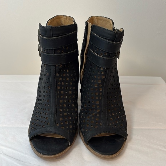 Brash Peep Toe Laser Cut Side Zip Ankle Heeled Boot Bootie Women Size 8.5 Black - Picture 2 of 11